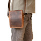 Malá pánská taška z pevné kůže s popruhem přes rameno bez značek a nápisů