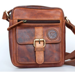 Menší pánská taška z pevné kůže s popruhem přes rameno