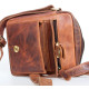 Menší pánská taška z pevné kůže s popruhem přes rameno
