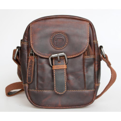 Menší hnědá pánská taška z pevné kůže s popruhem přes rameno