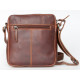Menší pánská taška z pevné kůže s popruhem přes rameno