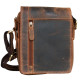 O trochu menší, než středně velká pánská taška z pevné kůže s popruhem přes rameno bez značek a nápisů